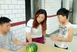 儿子和妈妈吃瓜,共享夏日瓜香时光
