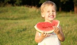 吃瓜小孩原图,童真视角下的社会百态