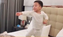 儿子和妈妈吃瓜,共享夏日瓜香时光