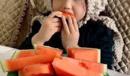 吃瓜的小丫头,揭秘吃瓜小丫头的趣味生活