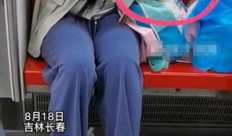 女子地铁吃瓜视频,女子引发网友热议，一幕幕“瓜田”众生相